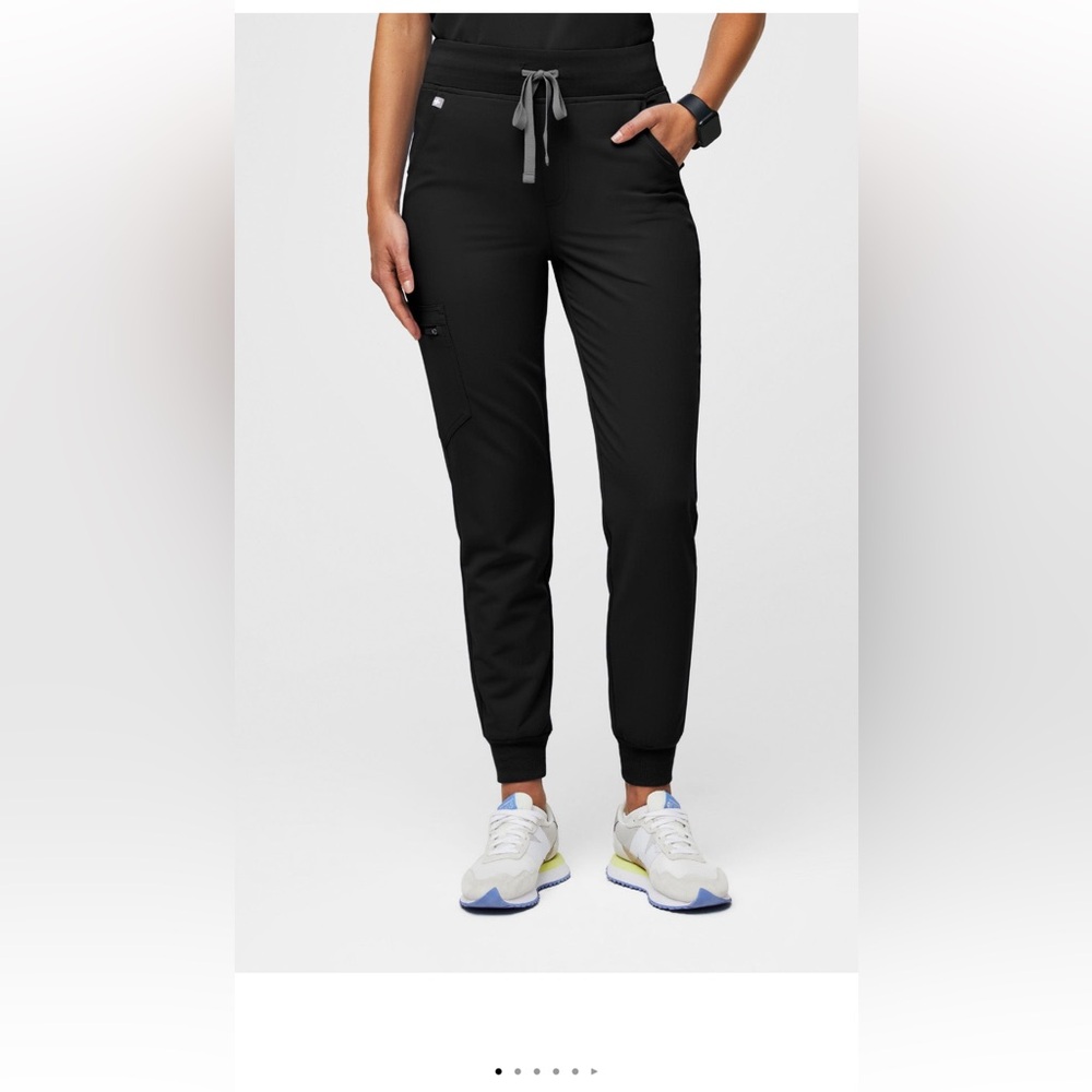 Figs extra large scrub pants in the color black